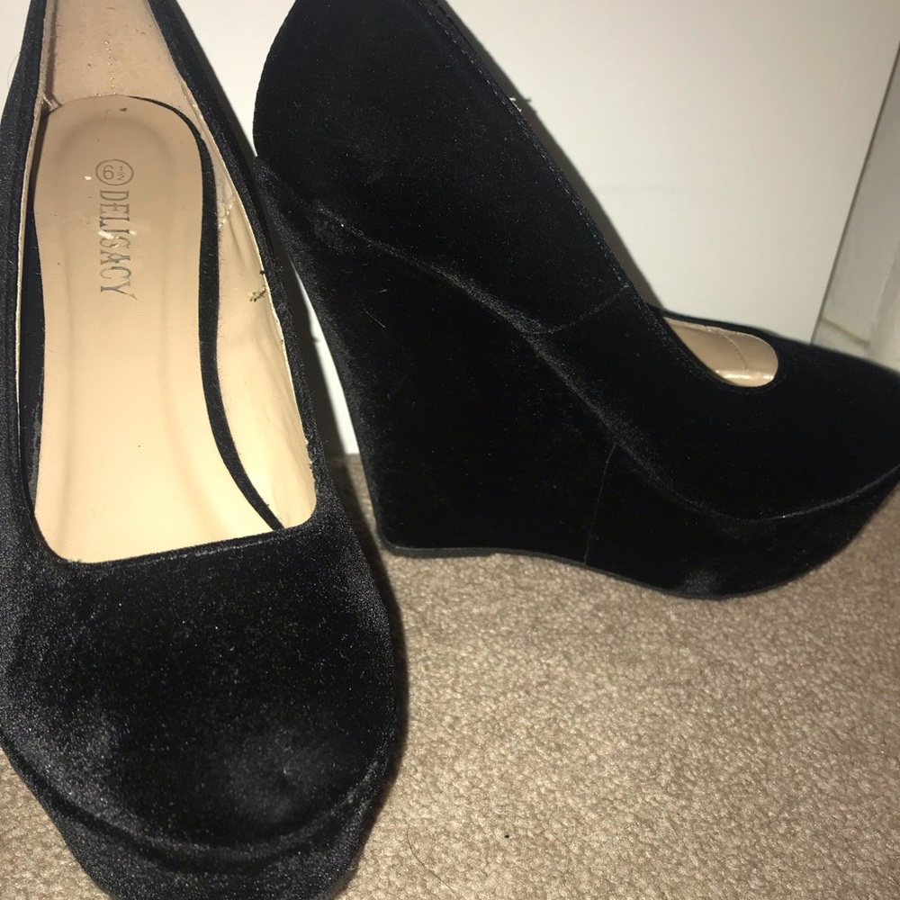 Black wedges